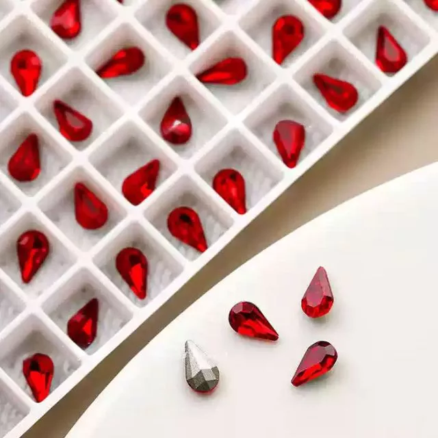 Nailart Punainen Timantti Vesipisara 5mm x 8mm 5kpl